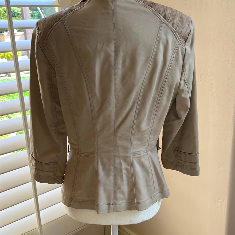 Excellent Condition Light Weight Jacket - image 4